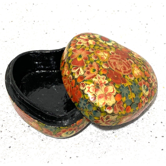 Heart shaped trinket box black lacquerware and floral decoupage keepsake holder - Picture 7 of 7